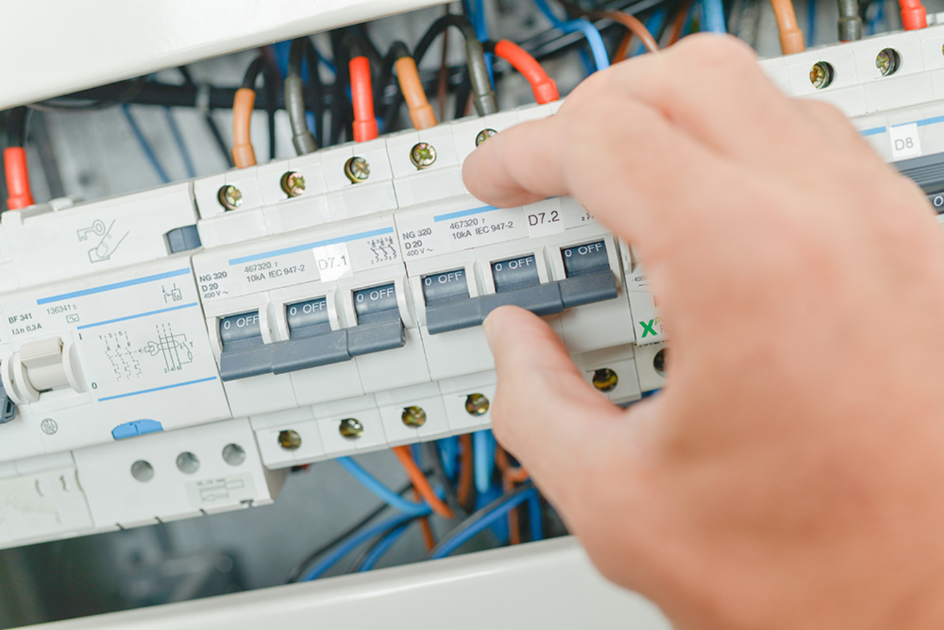 Elektro­installation bei Elektro Lezius GmbH & Co. KG in Schönebeck