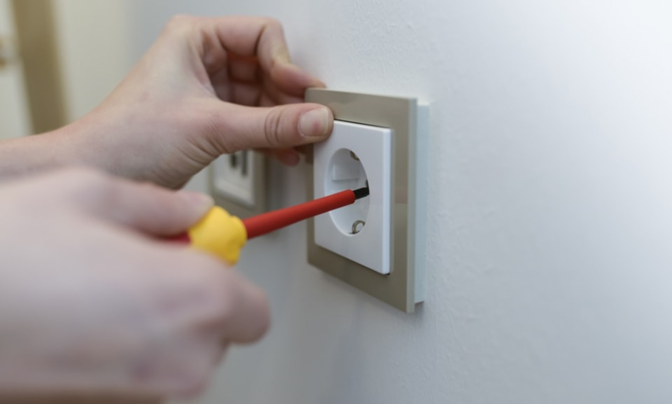 Elektro­installation bei Elektro Lezius GmbH & Co. KG in Schönebeck